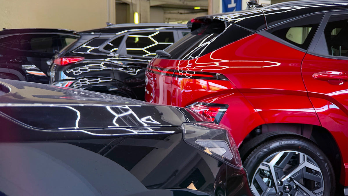 Moderner Showroom der Touring Garage Brünisholz in Escholzmatt mit ausgestellten Neuwagen und gepflegten Occasionen.