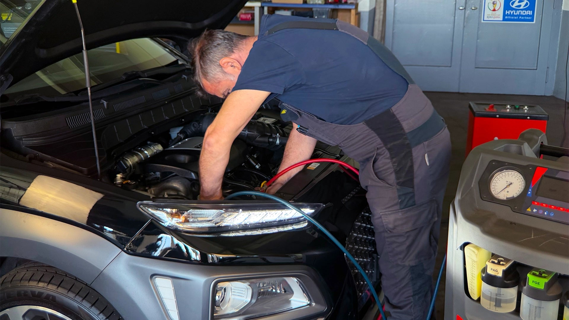 Professioneller Auto-Klimaservice bei der Touring Garage Brünisholz in Escholzmatt mit angeschlossenem Wartungsgerät.